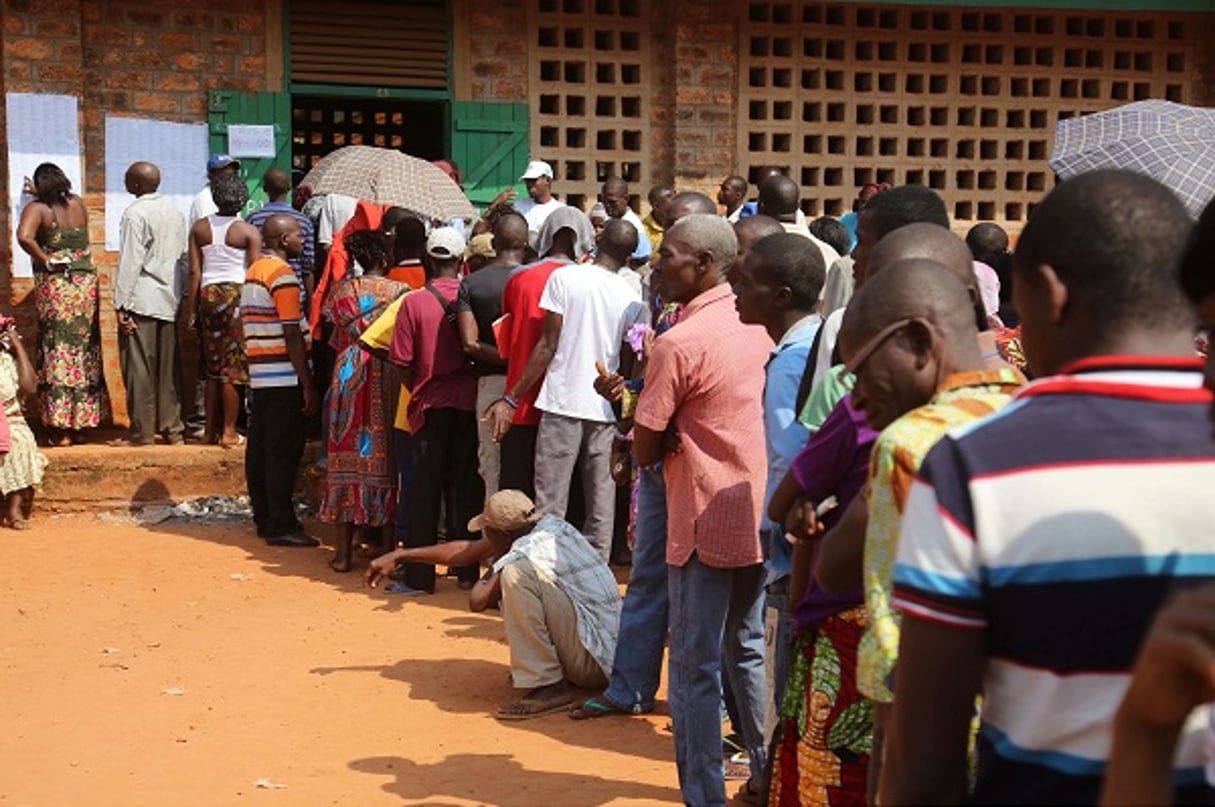 Des Centrafricains font la queue devant un bureau de vote le 30 décembre 2015. © Herve Serefio Diaspora / AP / SIPA