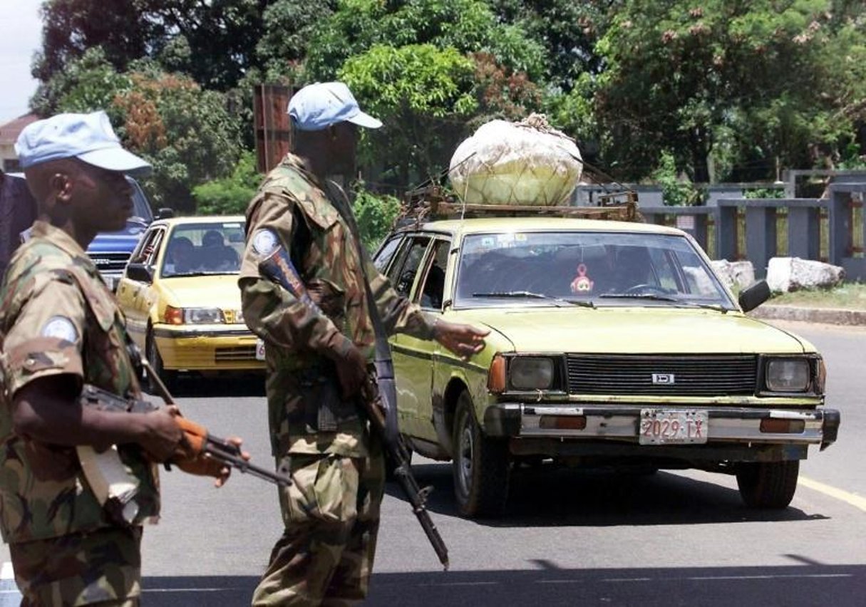 Des soldats de la Minul à Monrovia le 12 octobre 2003. © AFP