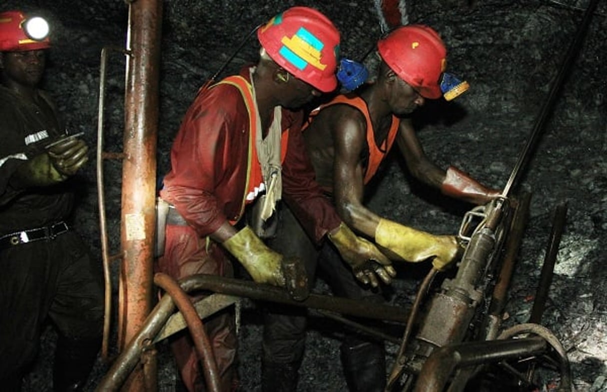 Mineurs sud-africains dans un gisement aurifère à proximité de Johannesburg. © Themba Hadebe/AP/SIPA