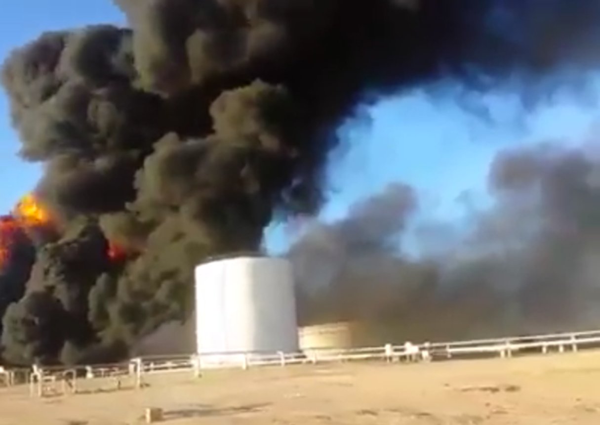 Plusieurs réservoirs en feu autour des villes d’al-Sedra, en Libye, le 5 janvier 2016. © [capture de vidéo / Facebook]