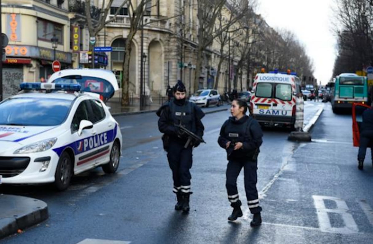 Le quartier de Barbes-Rochechouart bouclé par les forces de police le 7 janvier 2016 à Paris © AFP