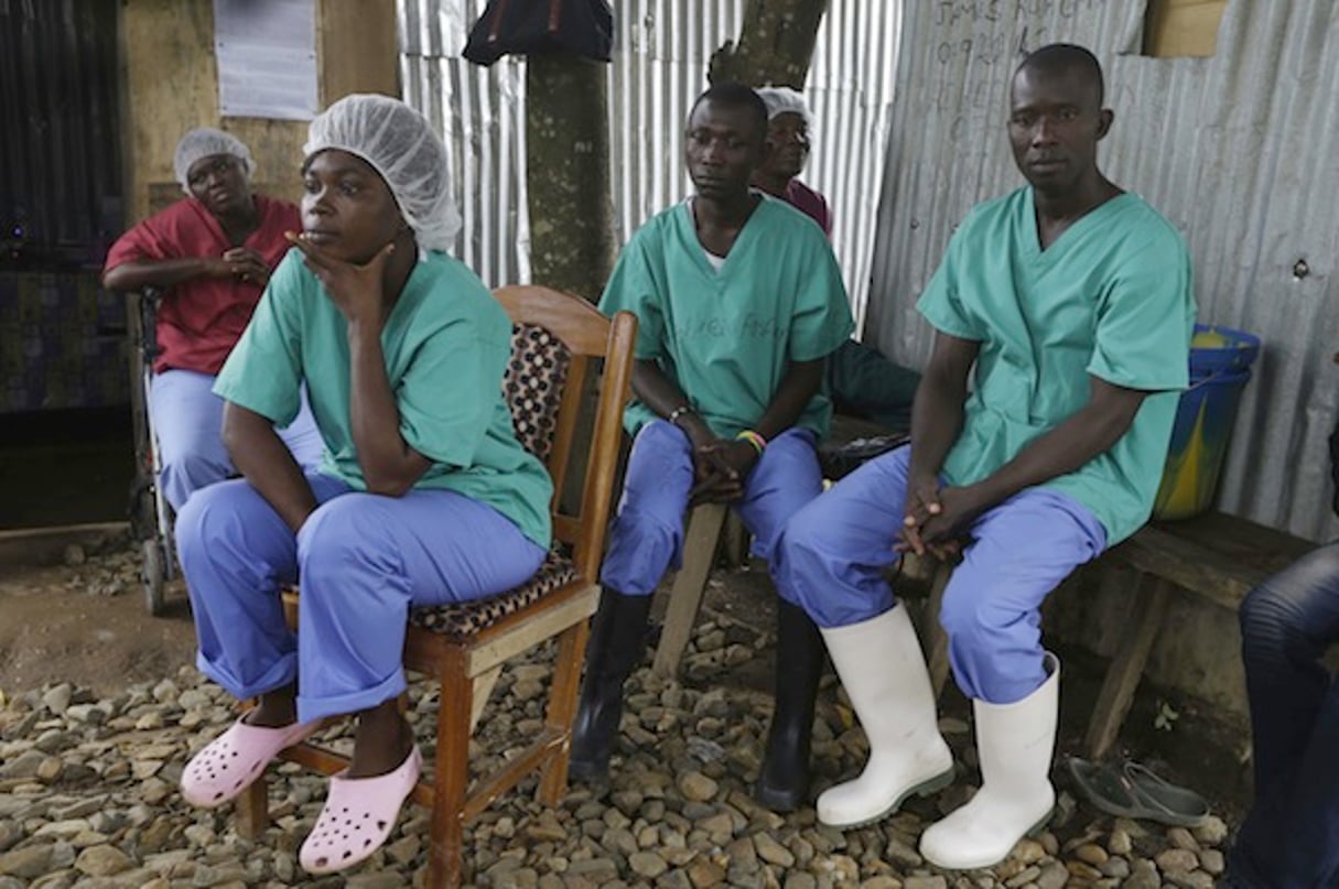 Personnel de santé à l’hôpital public de Kemena, dans l’est de  la Sierra Leone © Sunday Alamba/AP/SIPA