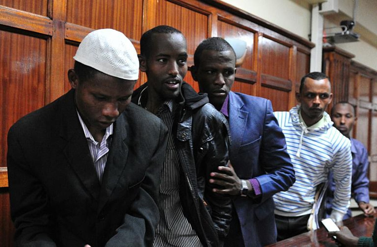 Rachid Charles, Sahal Diriye, Osmane Abdi, Hassan Aden et Mohamed Abikar, accusés d’être liés à l’attaque contre l’université de Garrisa perpétré en avril 2015, sont jugés par un tribunal de Nairobi, le 7 janvier 2016. © Simon Maina/AFP