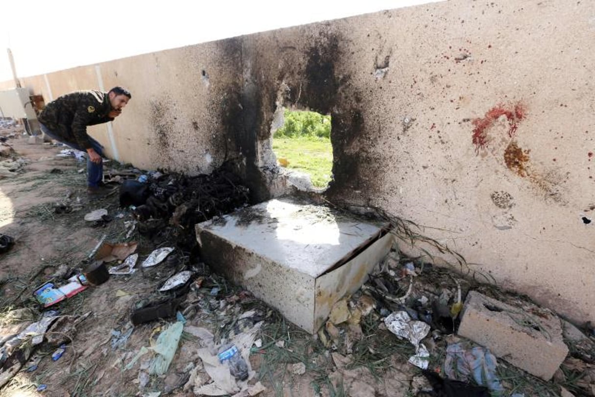 Un homme sur les lieux d’un attentat suicide contre un centre de formation de la police à Zliten, dans l’ouest de la Libye, le 7 janvier 2016. © Mahmud Turkia/AFP