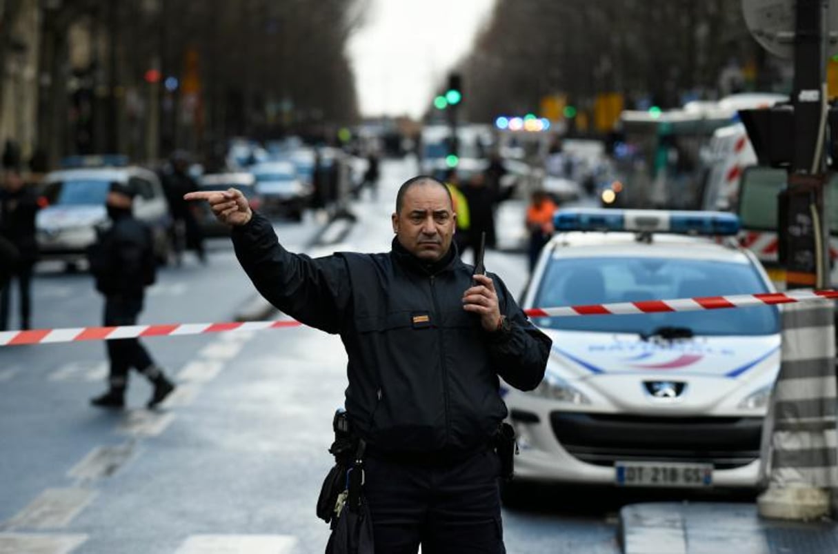 Un policier français sur le boulevard Barbès, le 7 janvier 2016 à Paris. © Lionel Bonaventure/AFP