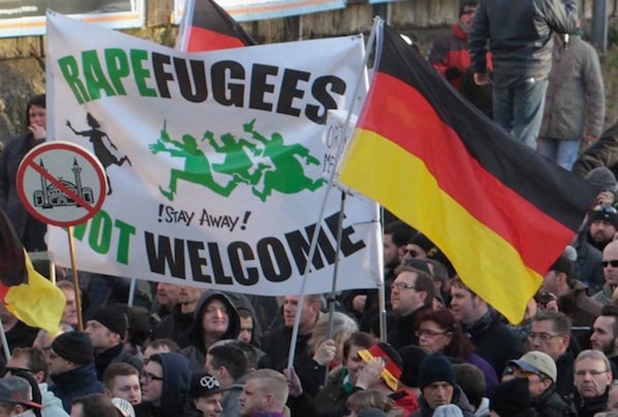 Manifestants tenant une banderole disant « les réfugiés violeurs ne sont pas les bienvenus », le 9 janvier 2016, à Cologne. © Juergen Schwarz/AP/SIPA