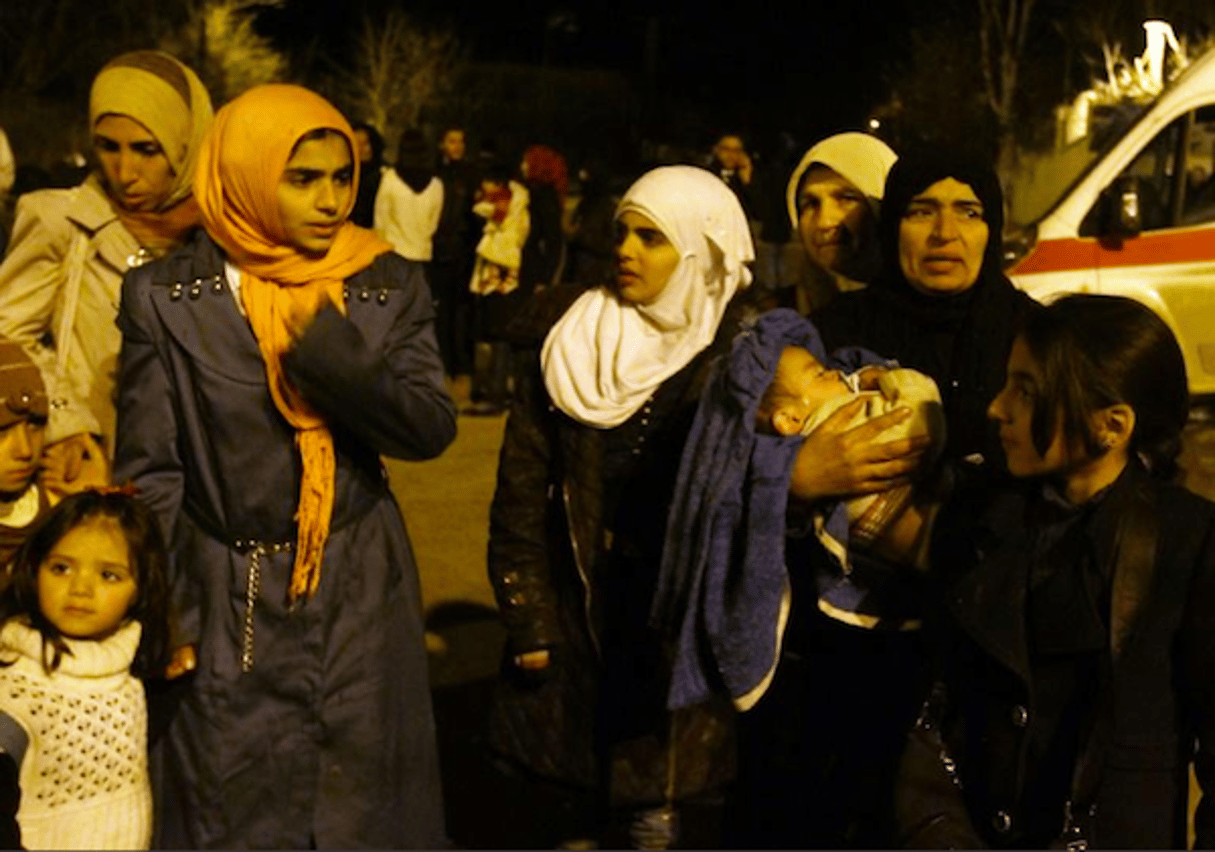 Femmes et enfants regroupés dans les faubourgs de Madaya le 11 janvier 2016 en Syrie © AFP