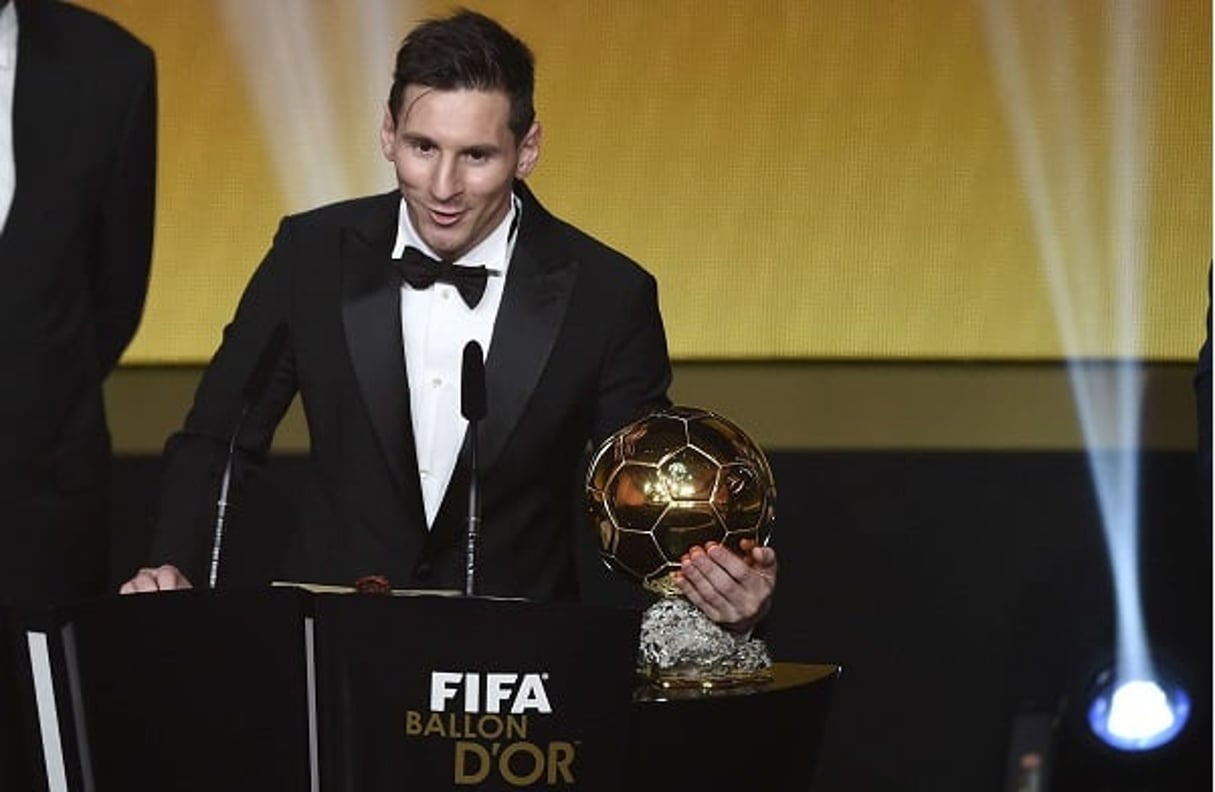 Lionel Messi reçoit son 5ème ballon d’or le 11 janvier 2016. © Valeriano Di Domenico/AP/SIPA
