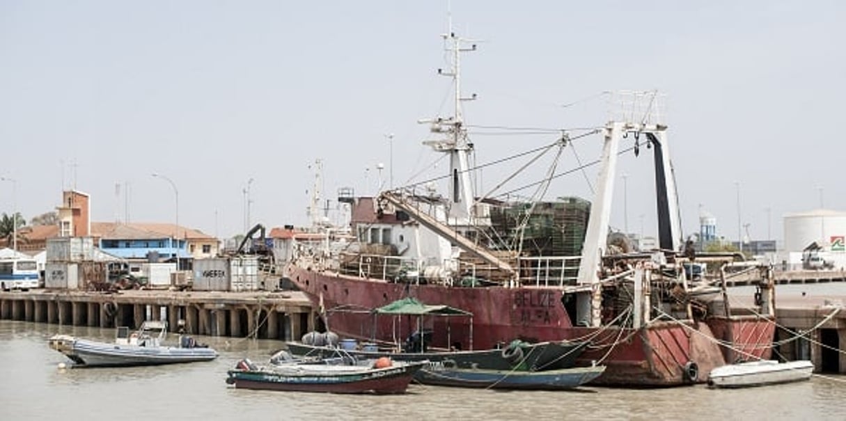 Un bateau de pêche dans le port de Bissau le 3 mars 2014. © Photo de Sylvain Cherkaoui pour Jeune Afrique