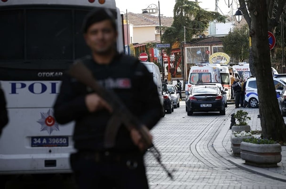 Un policier sécurise le quartier de Sultanahmet à Istanbul le 12 janvier 2016. © Emrah Gurel / AP / SIPA