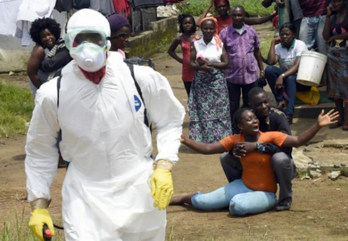 Une femme apprend la mort de son mari du virus Ebola, le 4 octobre 2014, à Monrovia, au Liberia © AFP