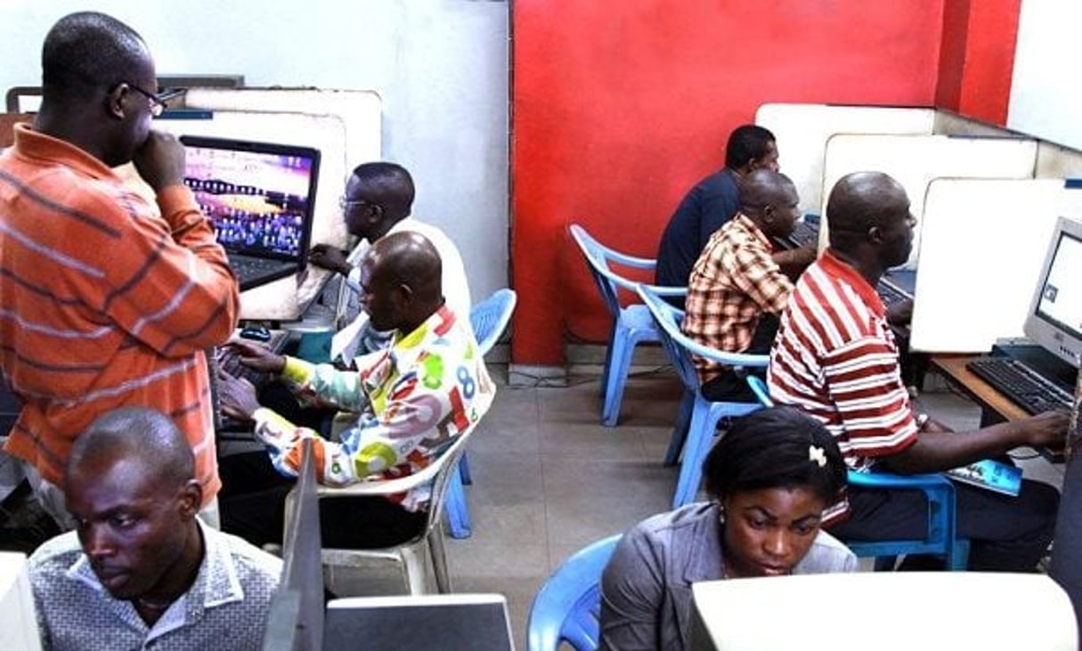 Un cybercafé à Kinshasa, en RDC. © Baudouin Mouanda pour Jeune Afrique