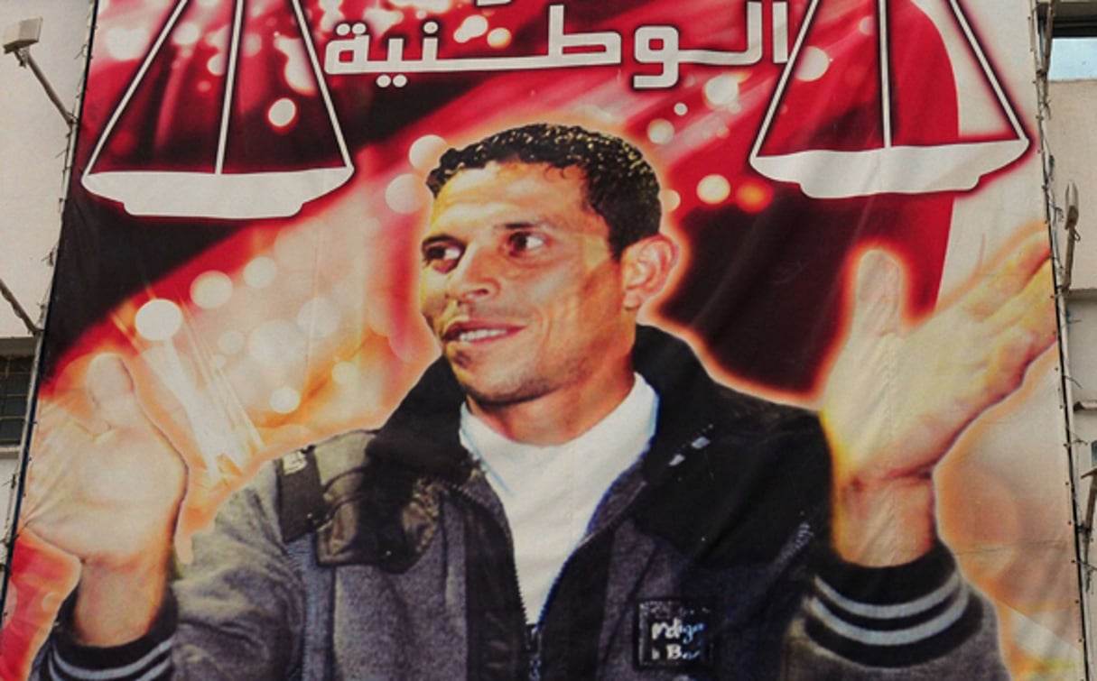 Une affiche représentant Mohamed Bouazizi, le marchand ambulant qui s’est immolé par le feu à Sidi Bouzid, le 17 décembre 2010. © Hassene Dridi/AP/SIPA