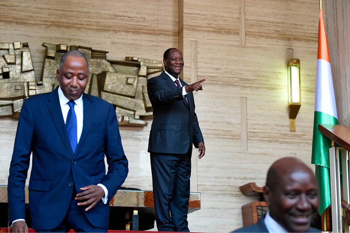 Abidjan, le 12 janvier. Amadou Gon Coulibaly (à g.), secrétaire général de la présidence, et Daniel Kablan Duncan (en bas, à dr.), Premier ministre, ont été reconduits par le président (au centre). © KAMBOU SIA/AFP