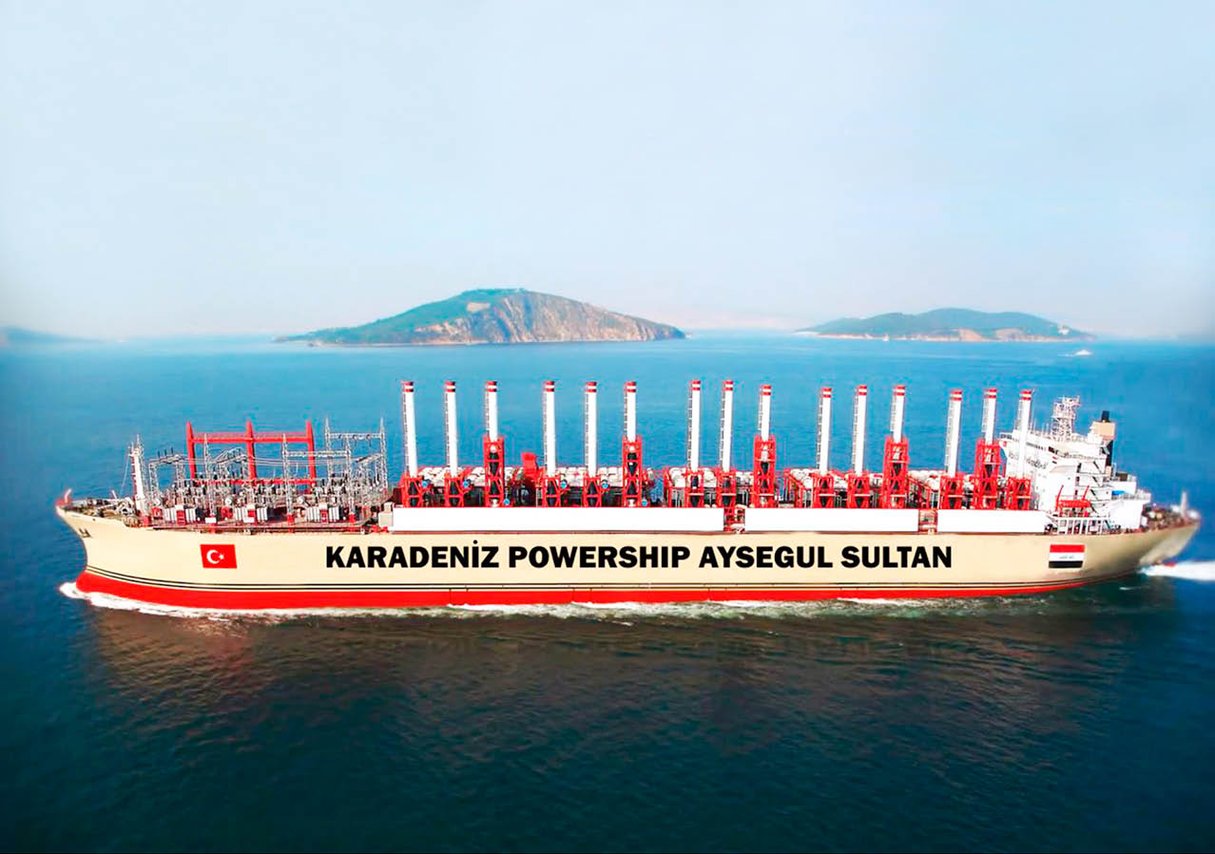 Le recours à la location de centrales flottantes 
(ici, celle du turc Karadeniz) est très coûteux pour le pays. © KARADENIZ