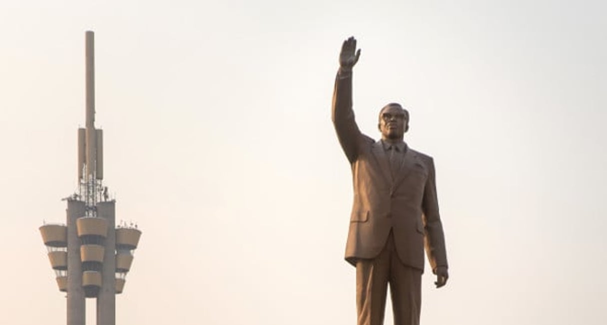 La statue de Patrice Lumumba devant l’échangeur de Limété à Kinshasa. © Gwenn Dubourthoumieu/J.A.