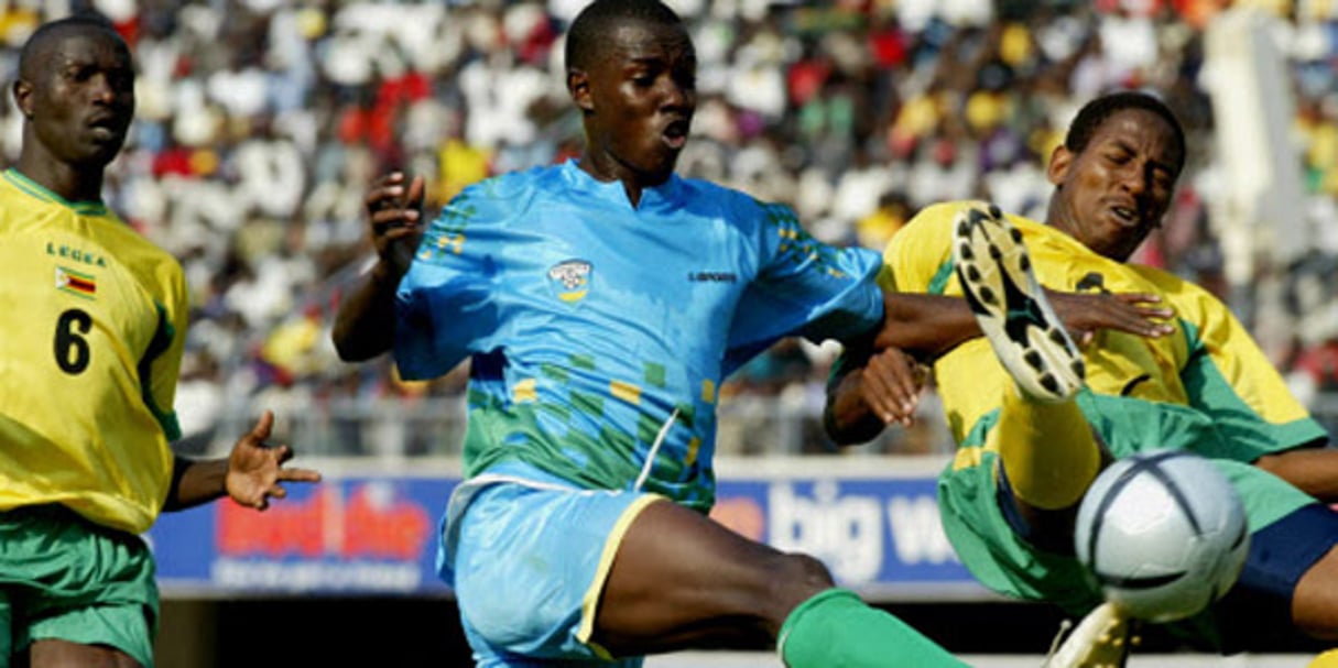 Le défenseur rwandais Mike Yosam (centre) face au Zimbabwe lors de la CAN 2006 en Égypte. © AP / AP / SIPA