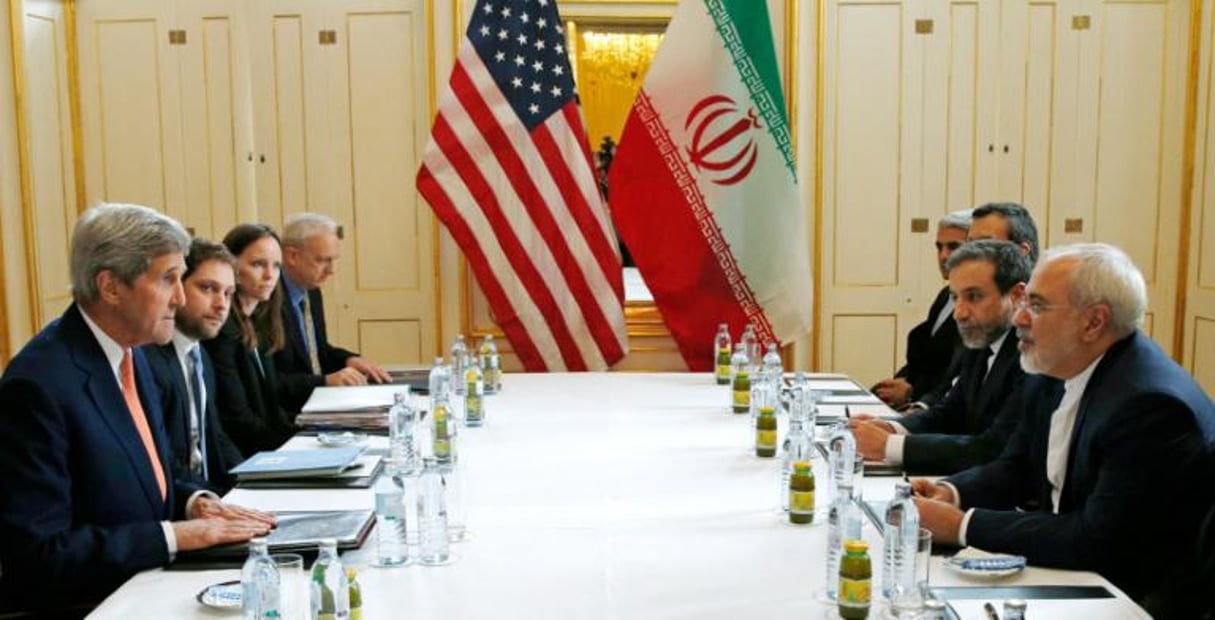 Le sercétaire d’Etat amércain, John Kerry, face à son homologue iranien Javad Zarif, à Vienne le 16 janvier 2016. © AFP