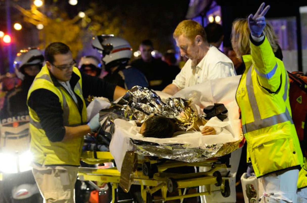 Évacuation d’une personne blessée lors de l’attaque au Bataclan, le 13 novembre 2015, Paris. © AFP