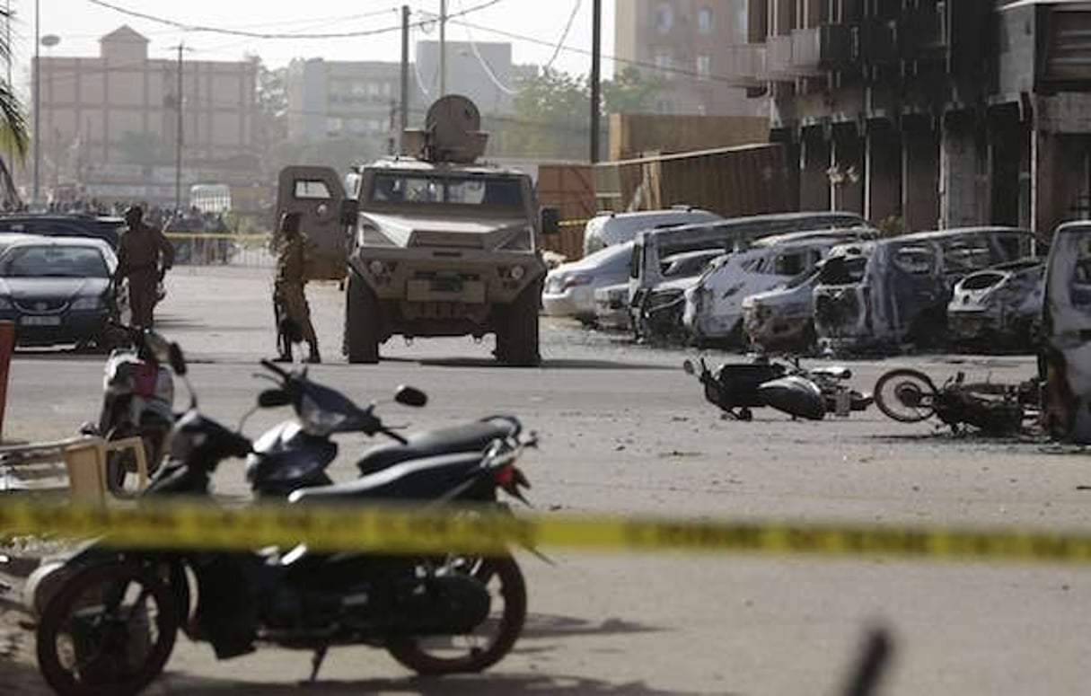 Soldats à l’entrée de l’hôtel Splendid, à Ouagadougou, au Burkina Faso, le 16 janvier 2016. © Sunday Alamba/AP/SIPA