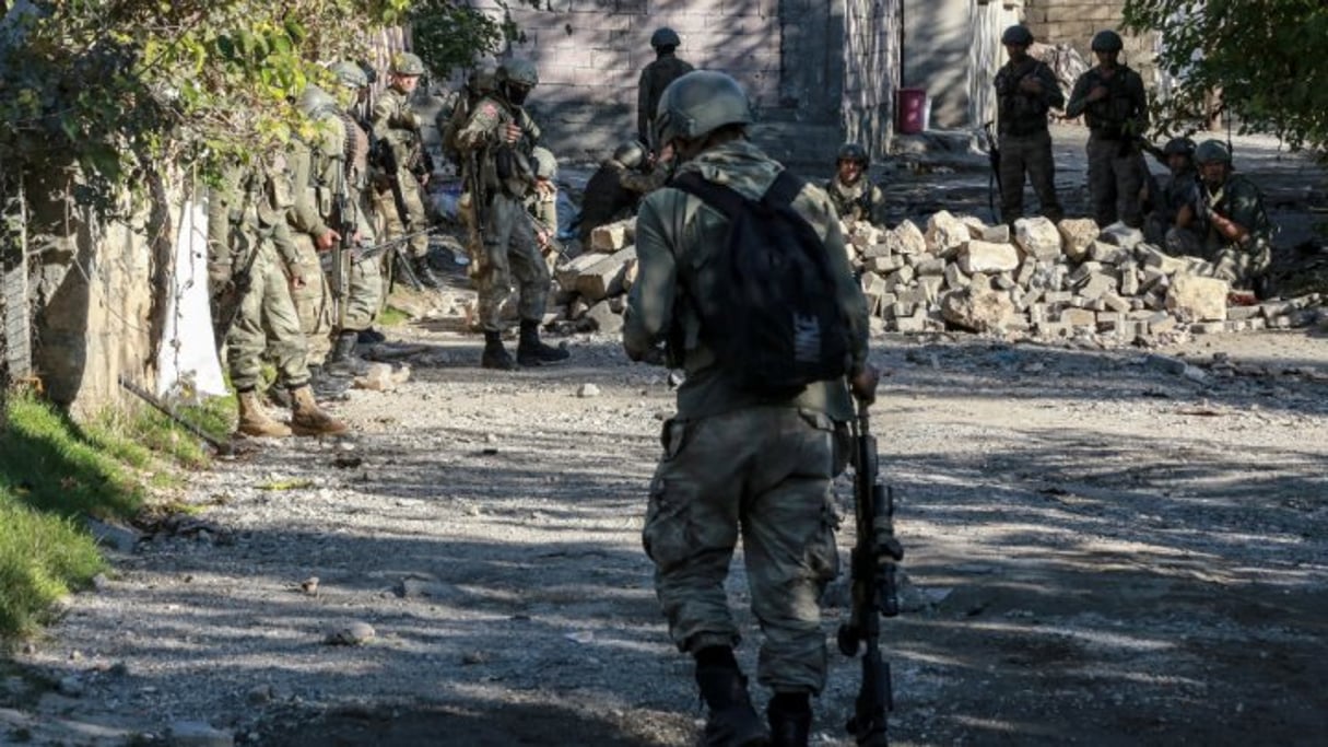 Des soldats turcs s’abritent derrière une barricade à Silvan, dans la région de Diyarbakir, dans le sud-est de la Turquie, le 13 novembre 2015 © Murat Bay/AFP