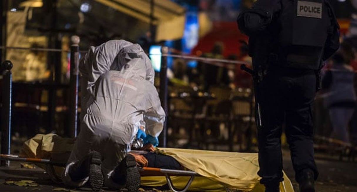 Un blessé évacué lors des attentats de Paris, le 13 novembre 2015. © Kamil Zihnioglu/AP/SIPA
