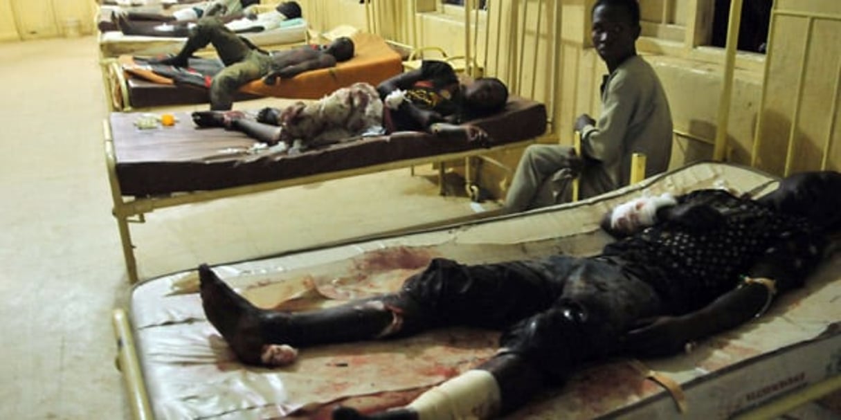 Des rescapés d’une attaque à la bombe à Kano, au Nigeria, le 18 novembre 2015. © Muhammed Giginyu / AP / SIPA