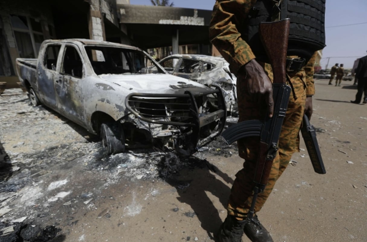 Un gendarme burkinabè devant le Splendid hôtel, le 18 janvier 2015 à Ouagadougou. © Sunday Alamba/AP/SIPA