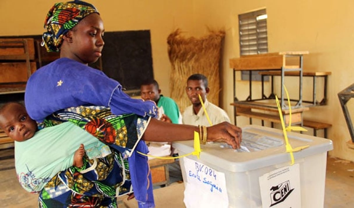 Une Nigérienne vote pour la présidentielle nigérienne en 2011. © Tagaza Djibo/AP/SIPA