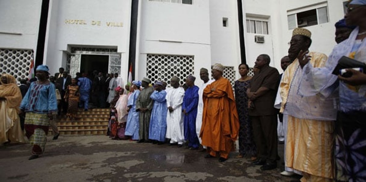 Des Nigériens font la queue pour voter, en 2009. © REBECCA BLACKWELL/AP/SIPA