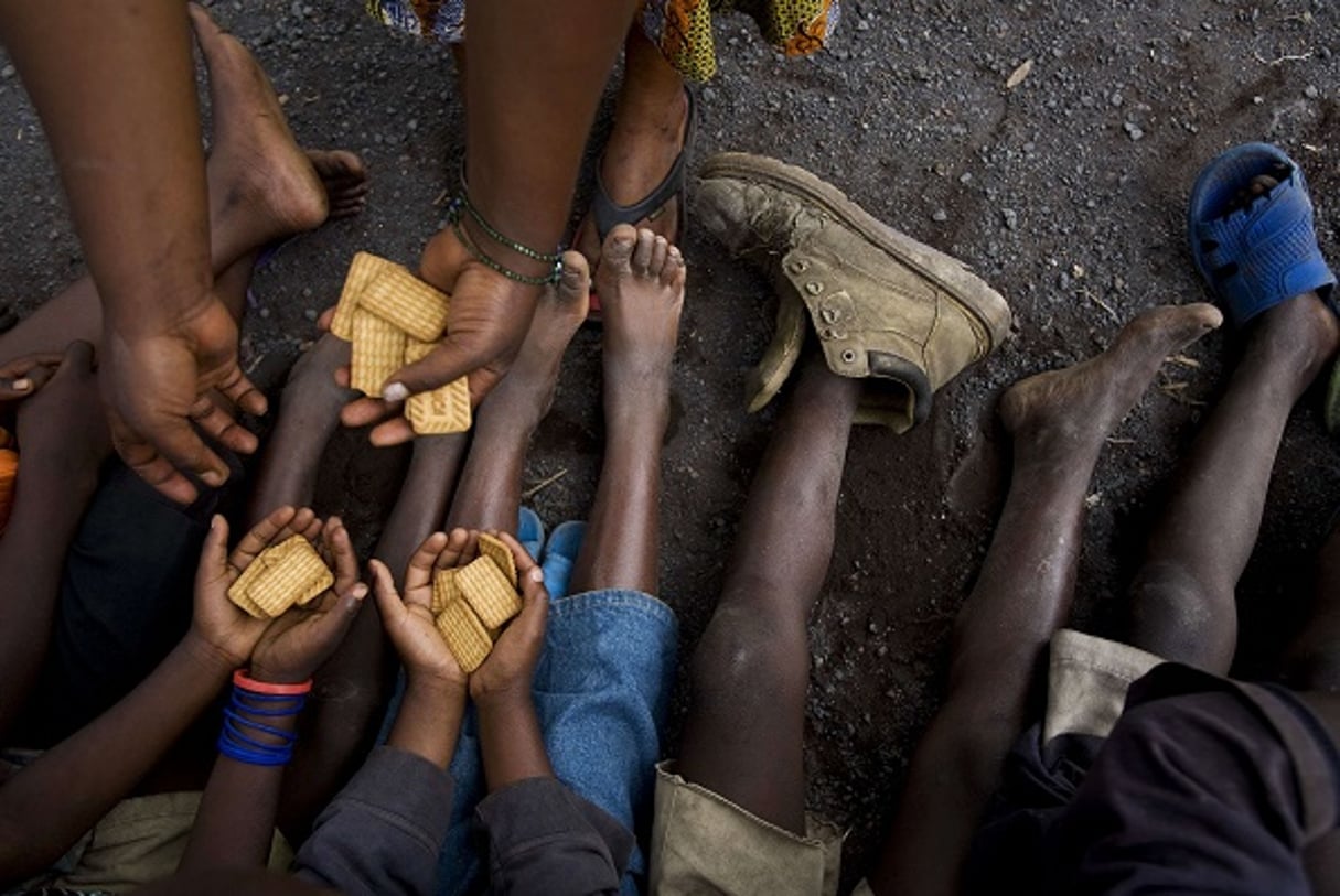 Un salarié d’une ONG distribue des biscuits à des enfants au nord de Goma en 2008 (photo d’illustration). © T.J. Kirkpatrick/AP/SIPA