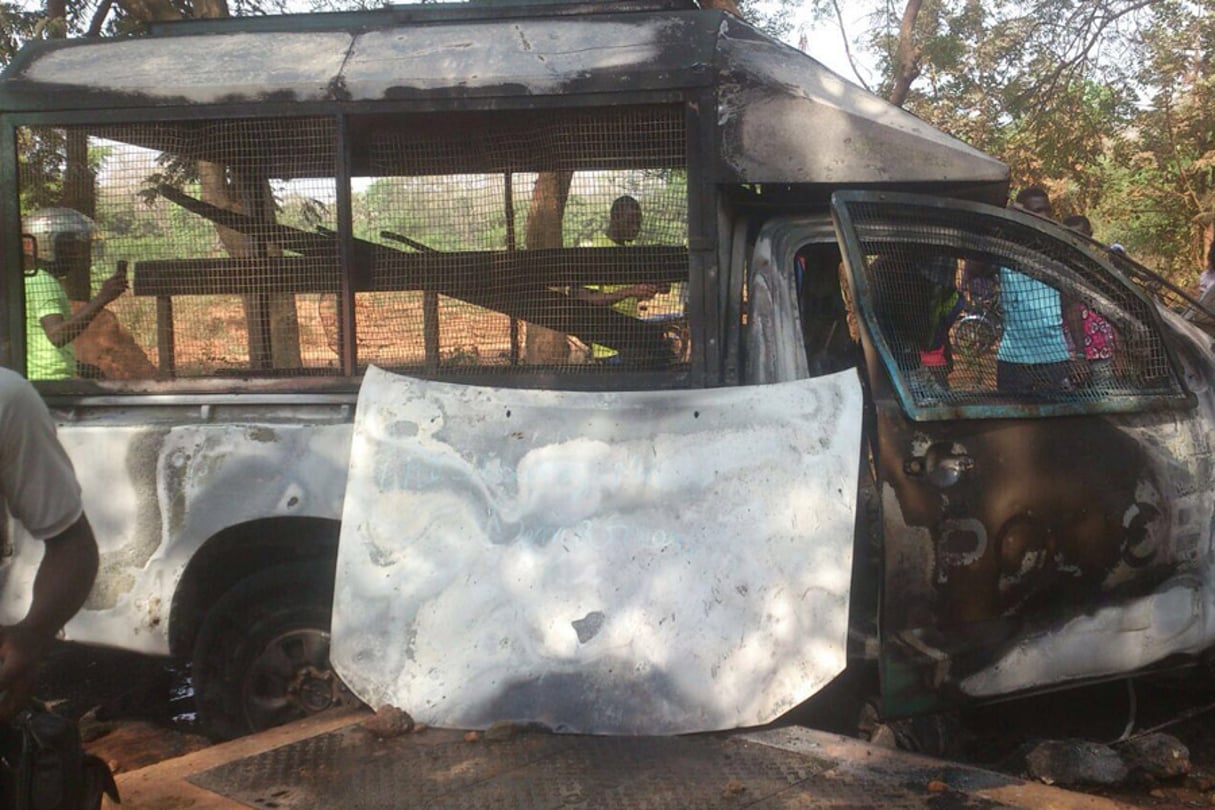 Attroupement de curieux autour du véhicule calciné des forces de l’ordre sur le campus de l’université de Lomé le 21 janvier 2016. © DR