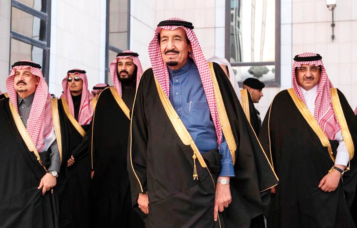 Le roi Salman entouré de Mohamed Ibn Nayef (à dr.) et de Mohamed Ibn Salman,le 23 décembre 2015, à Riyad. © AFP