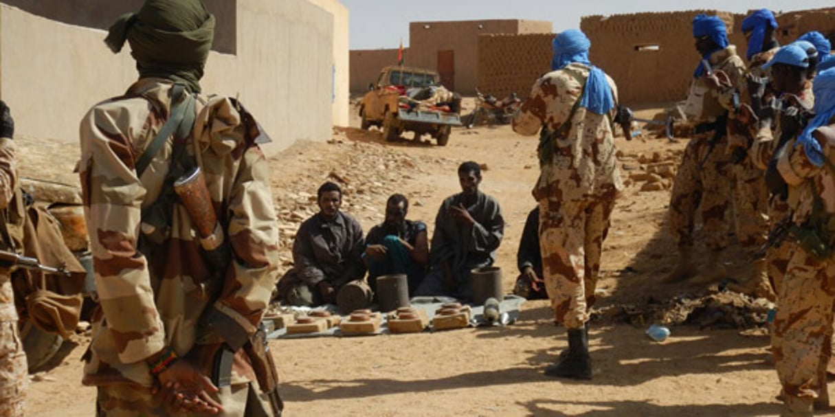 Des jihadistes d’Ansar Eddine faits prisonniers par des combattants du MNLA, en janvier 2014 à Aguelhok. © DR