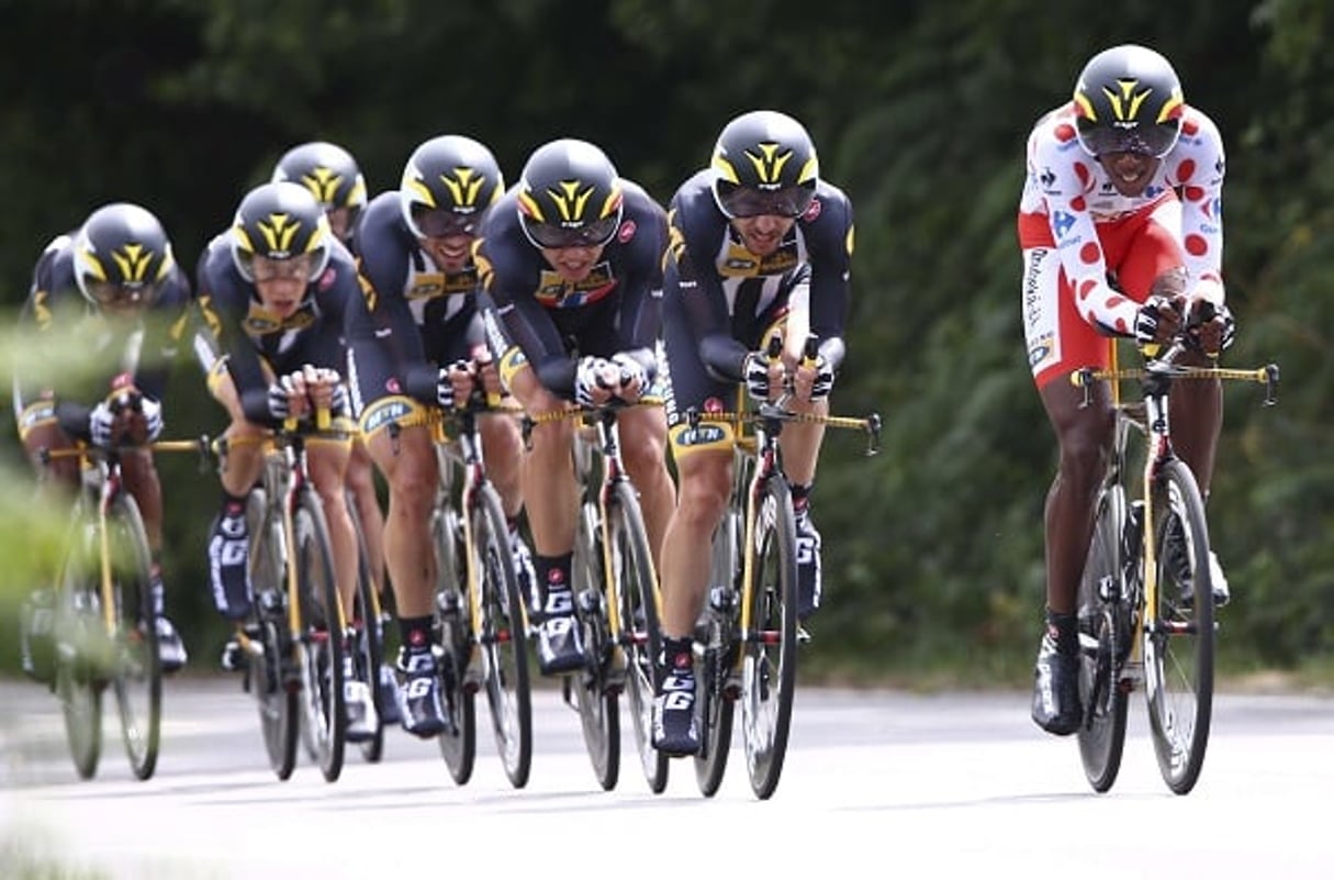 Daniel Teklehaimanot porte le maillot à pois lors de l’édition 2015 du Tour de France. © Peter Dejong/AP/SIPA