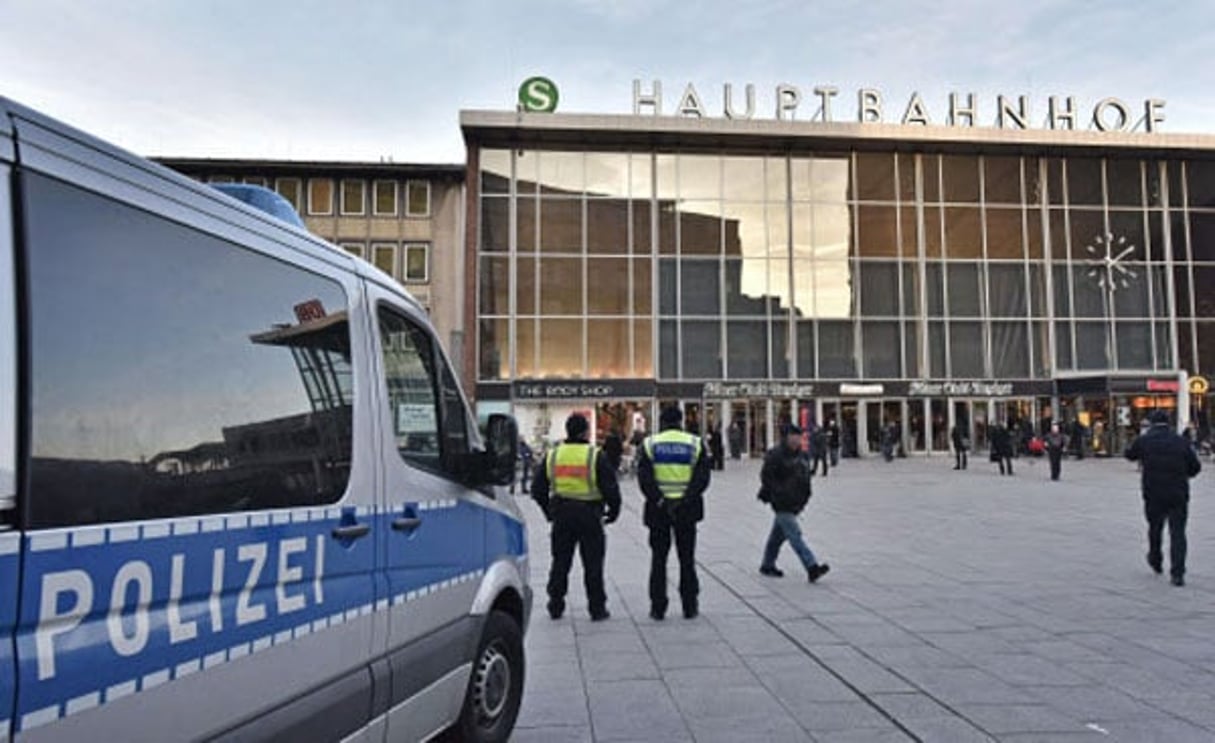 Des policiers, le 18 janvier, devant la gare de Cologne. © Martin Meissner/AP/SIPA