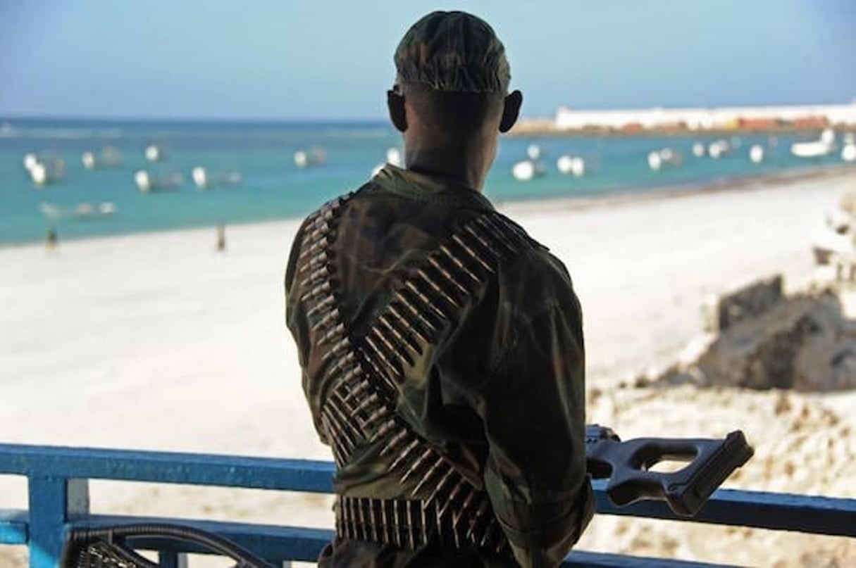 Un militaire somalien, à la terrasse d’une restaurant de la plage du  Lido, à Mogadiscio, en Somalie le 22 janvier 2016