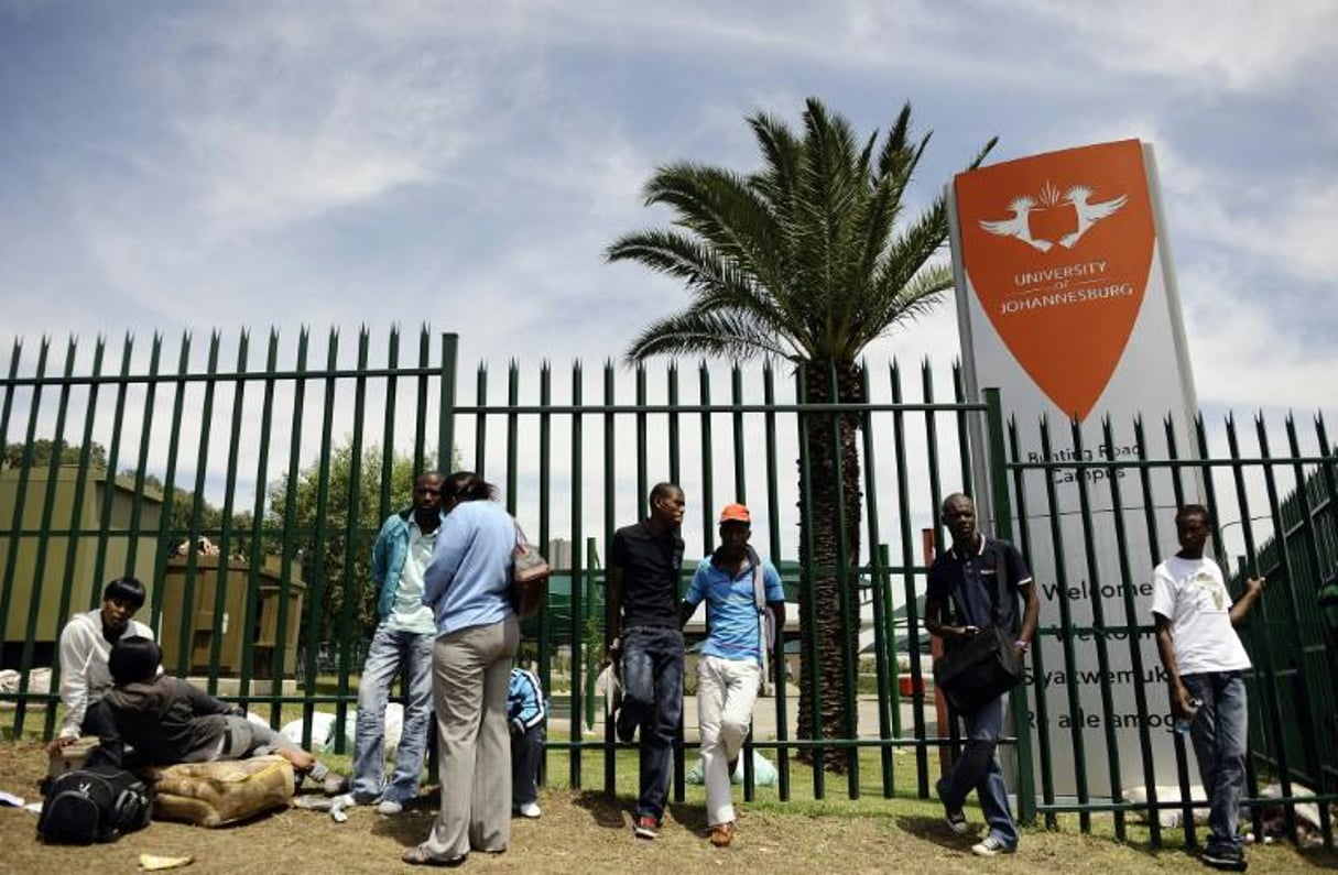 Des étudiants sud-africains devant l’université de Johannesbourg, le 10 janvier 2012. © Stephane de Sakutin/AFP