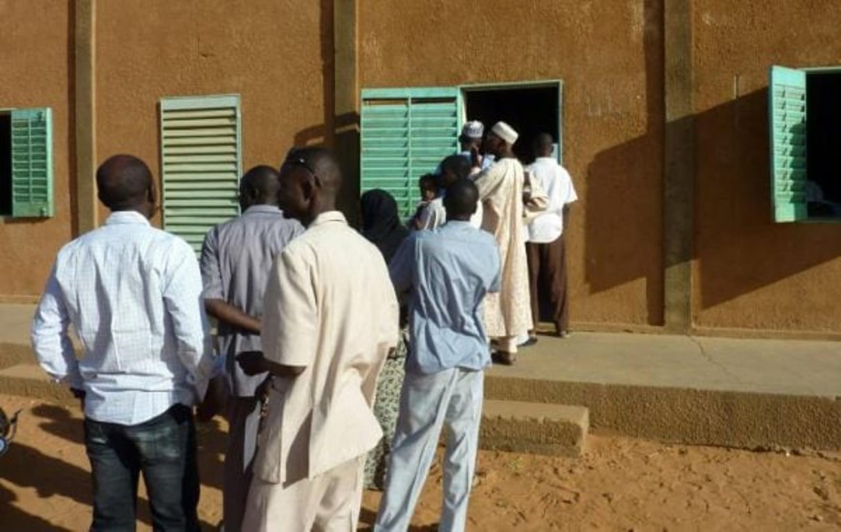 Les électeurs nigériens ont commencé à retirer leurs cartes en vue du premier tour de la présidentielle, couplée aux législatives du  21 février 2016. © Boureima Hama/AFP