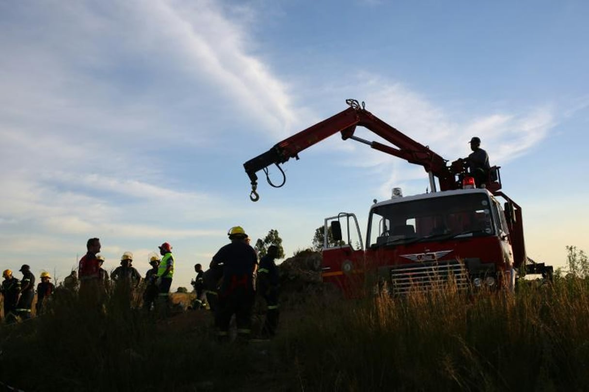 Des équipes de secours sur les lieux d’un accident de mine en Afrique du Sud, le 16 février 2014. © Alexander Joe/AFP