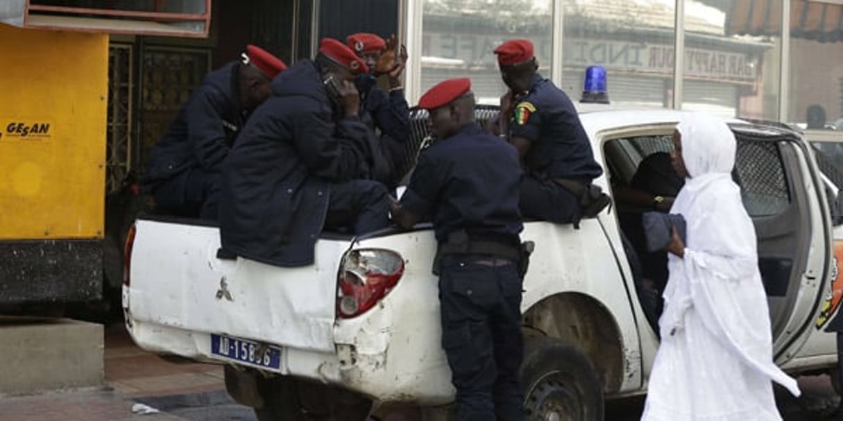 Un groupe de policiers sénégalais à Dakar, le 22 février 2013. © Rebecca Blackwell / AP / SIPA