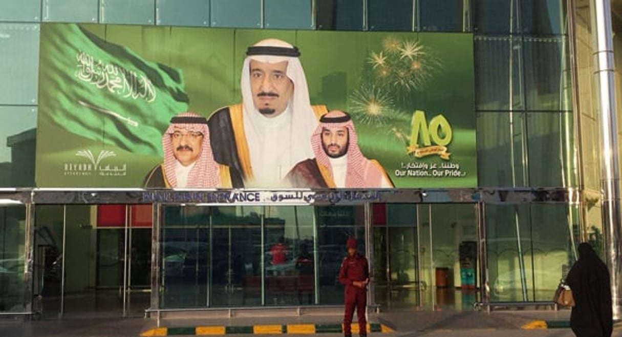 Une affiche représentant la famille royale, devant un centre commercial de Riyadh, en décembre 2015 © Aya Batrawy/AP/SIPA