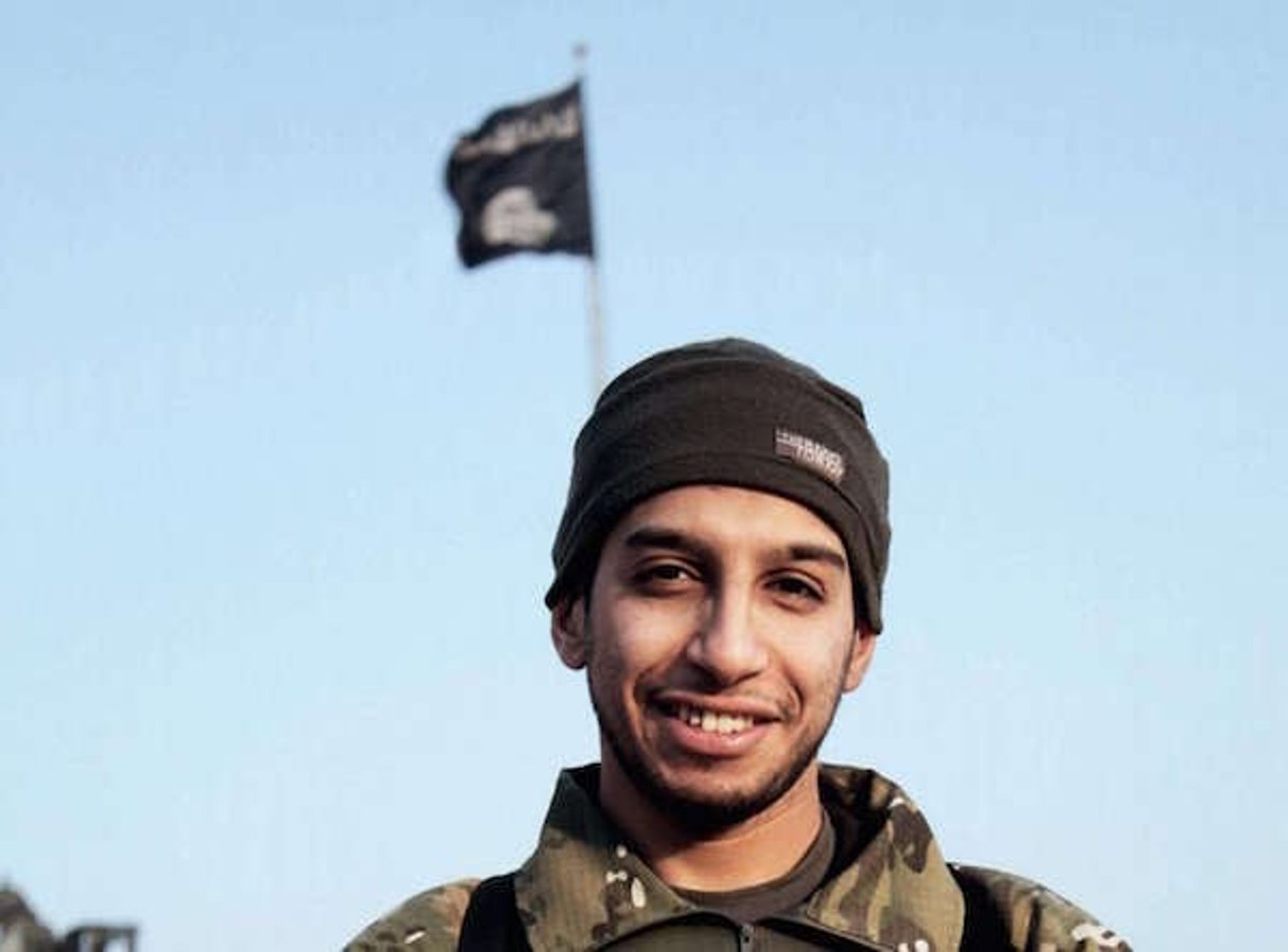 Abdelhamid  Abaaoud, auteur des attentats du 13 novembre à Paris (image non datée issue du magazine de l’État islamique de janvier 2015). © Uncredited/AP/SIPA
