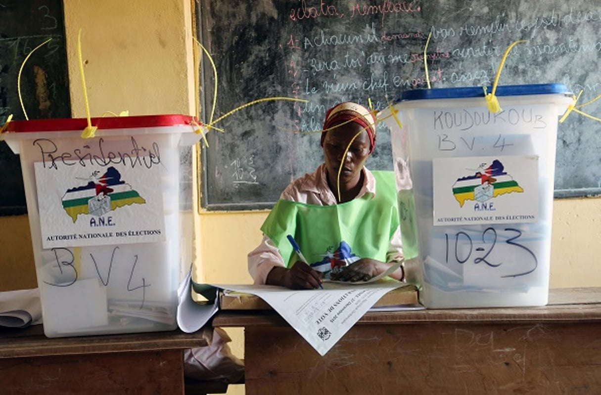 Un bureau de vote lors des élections en Centrafrique le 30 décembre 2015. © Herve Serefio Diaspora / AP / SIPA