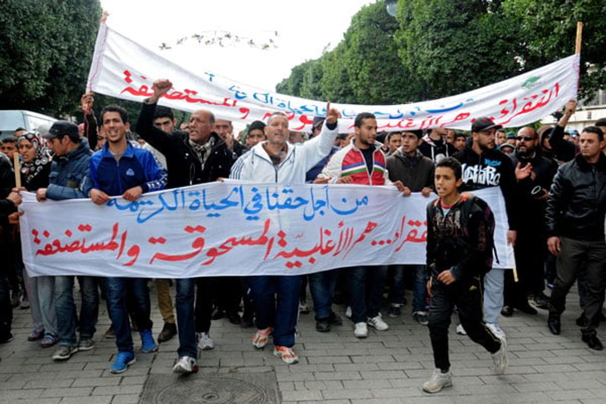 Marche de protestation à Tunis le 22 janvier. Les manifestants réclament leur droit à une vie digne. © Riadh Dridi/AP/SIPA