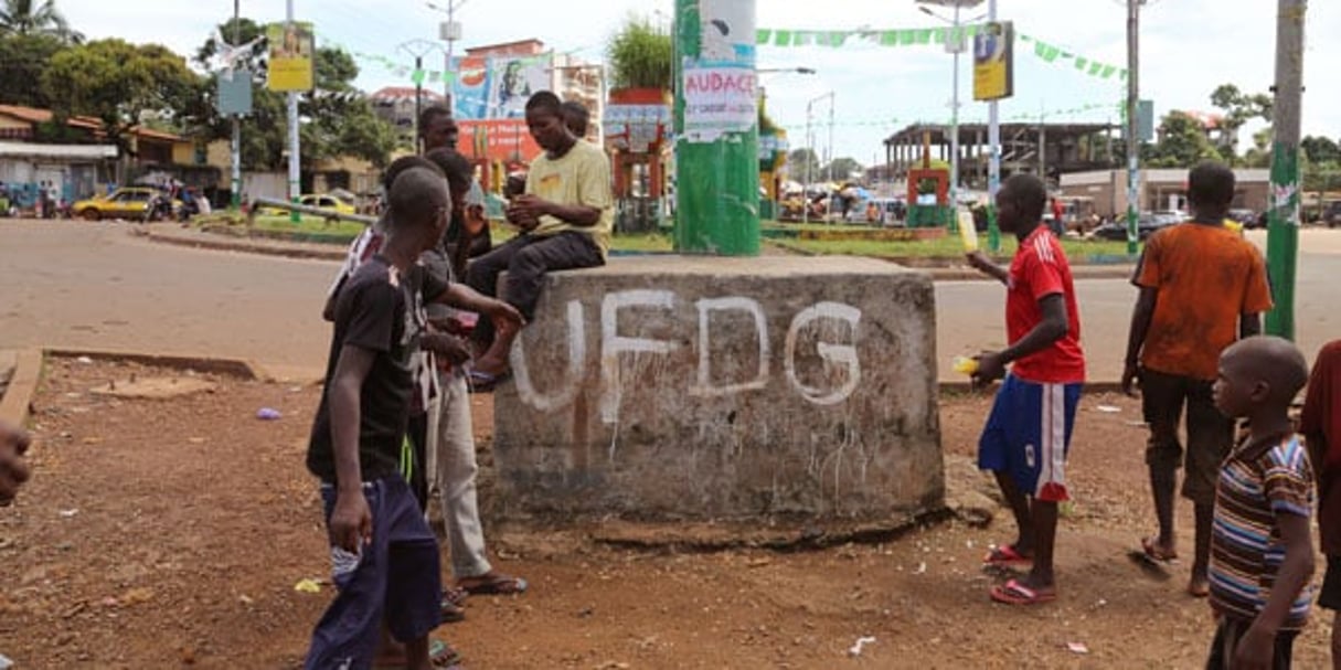 Des partisans de l’UFDG à Conakry. © Youssouf Bah/AP/SIPA