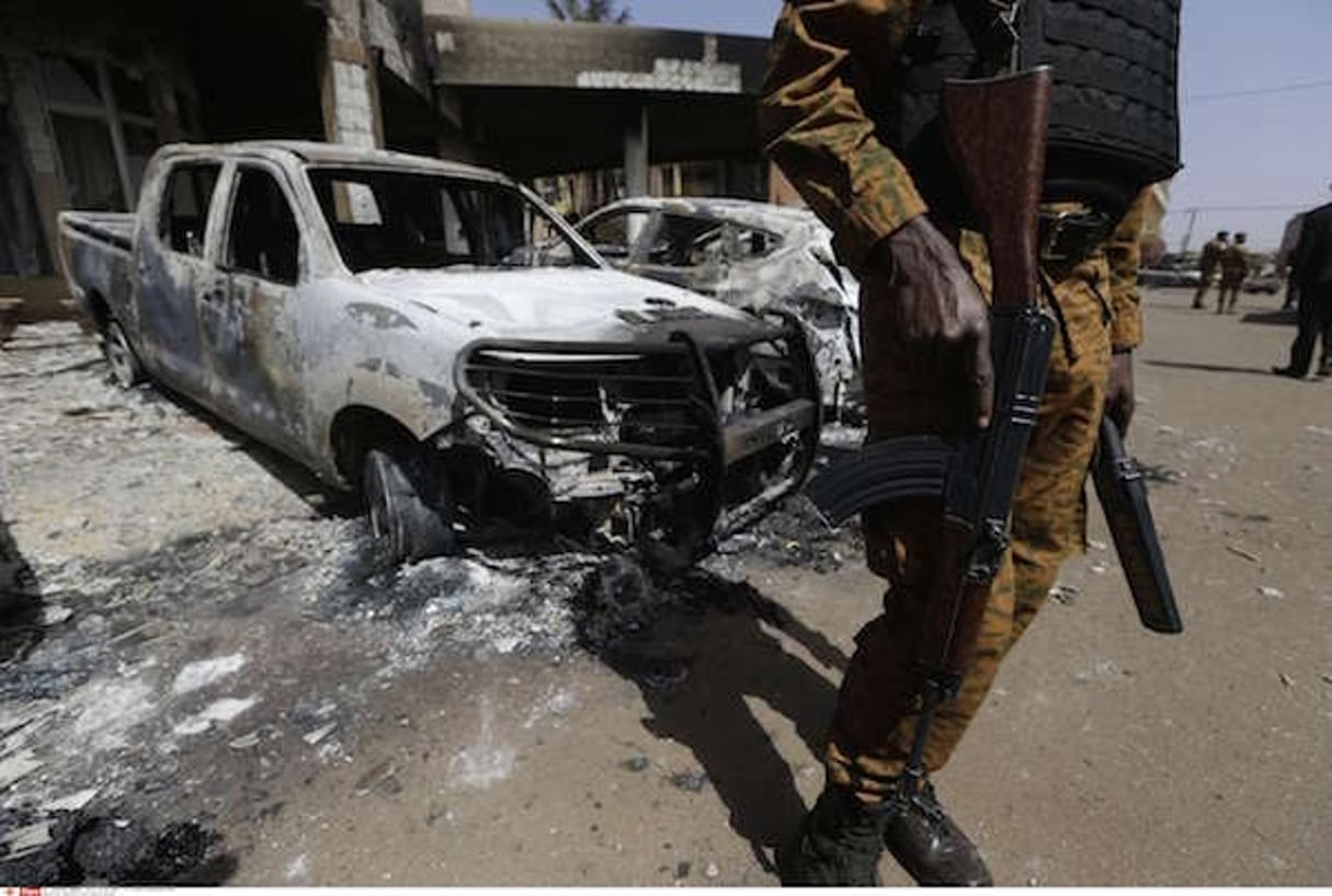 Un soldat posté devant l’hôtel Splendid, à Ouagadougou, au Burkina Faso,  le 18 janvier 2015. © Sunday Alamba/AP/SIPA