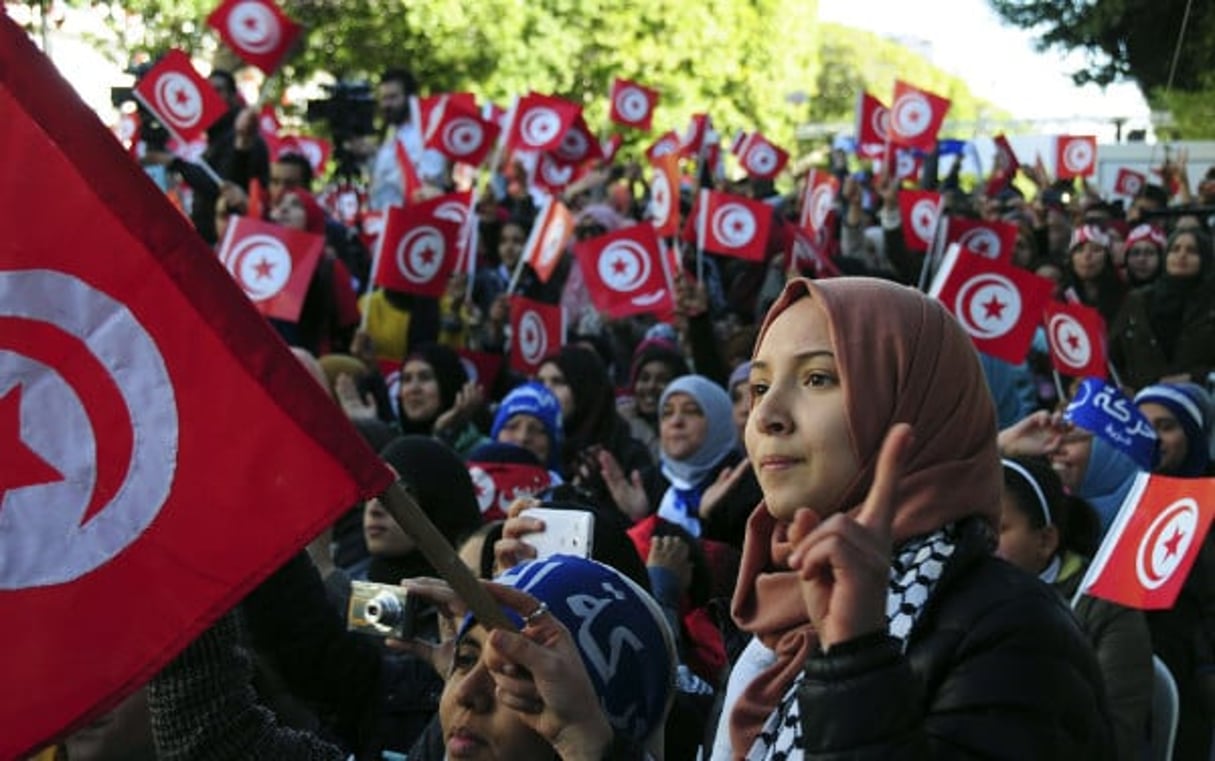 Des Tunisiens célébrant la révolution du 14 janvier. © Riadh Dridi/AP/SIPA