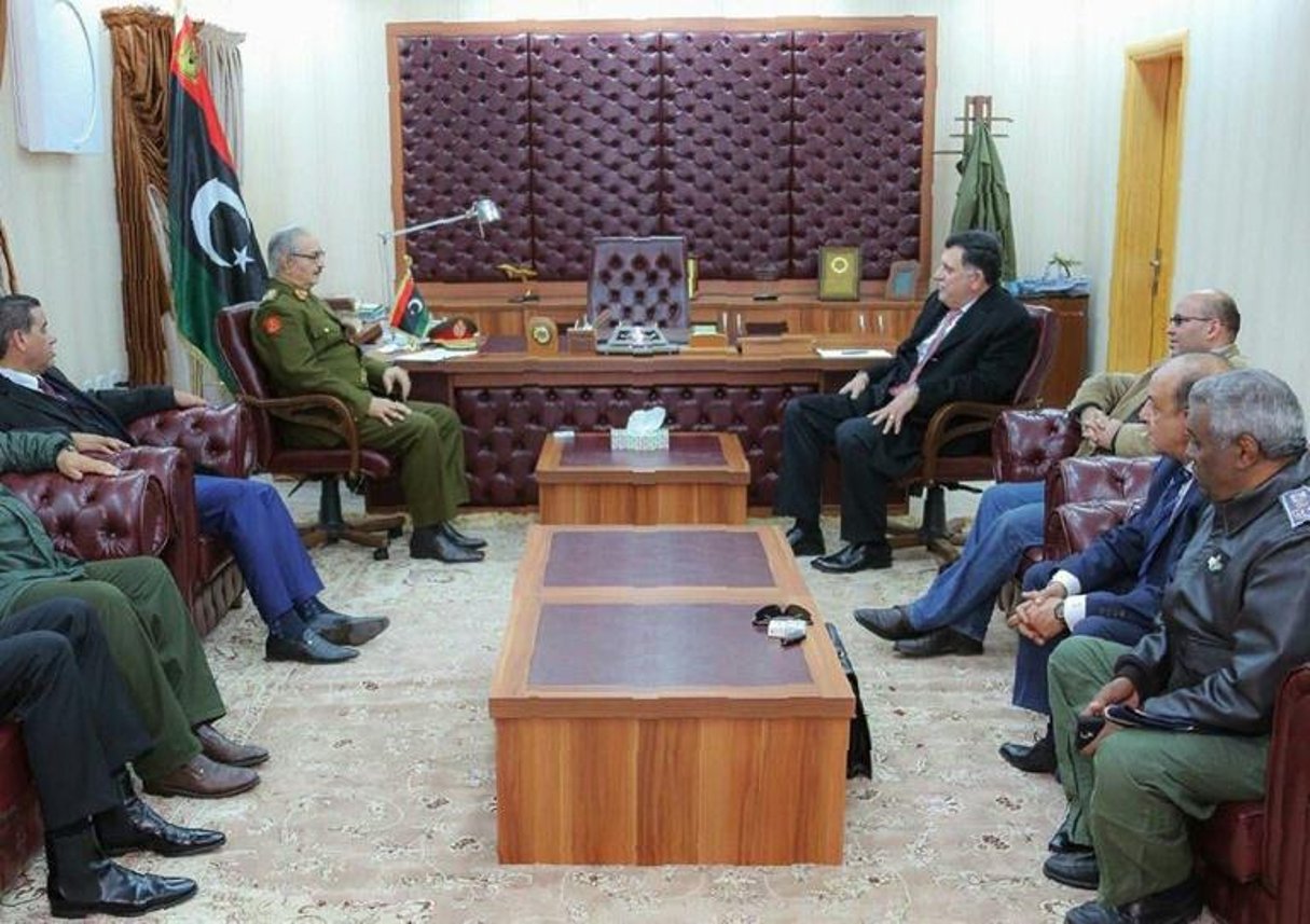 Le général Khalifa Haftar, commandant des forces loyales au gouvernement et Fayez al-Sarraj, chef du conseil présidentiel libyen reconnu par l’ONU, le 31 janvier 2016 à al-Marj. © Stringer/AFP