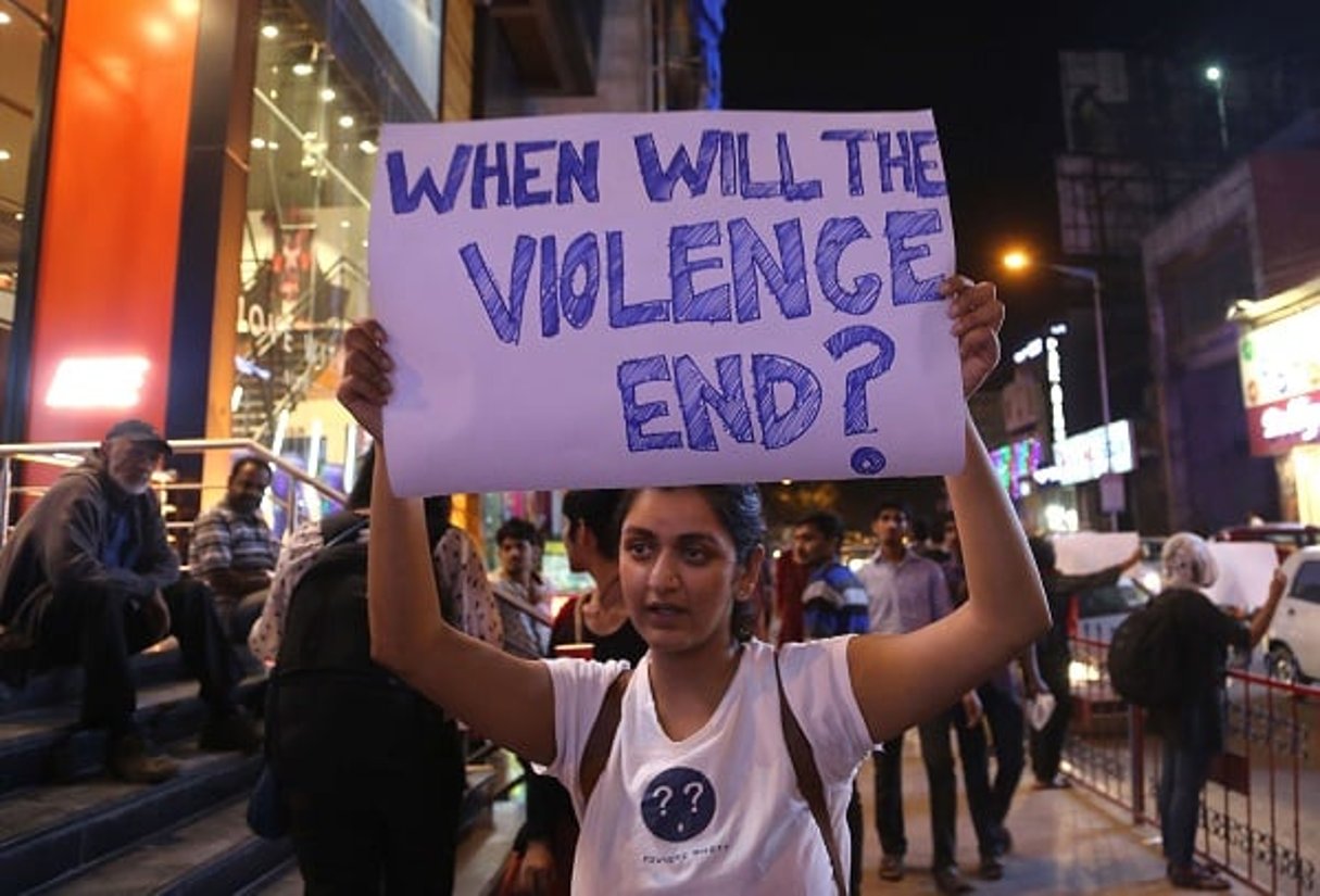 Une étudiante indienne tient une pancarte jeudi 4 février après l’agression d’une Tanzienne à Bangalore. © Aijaz Rahi / AP / SIPA